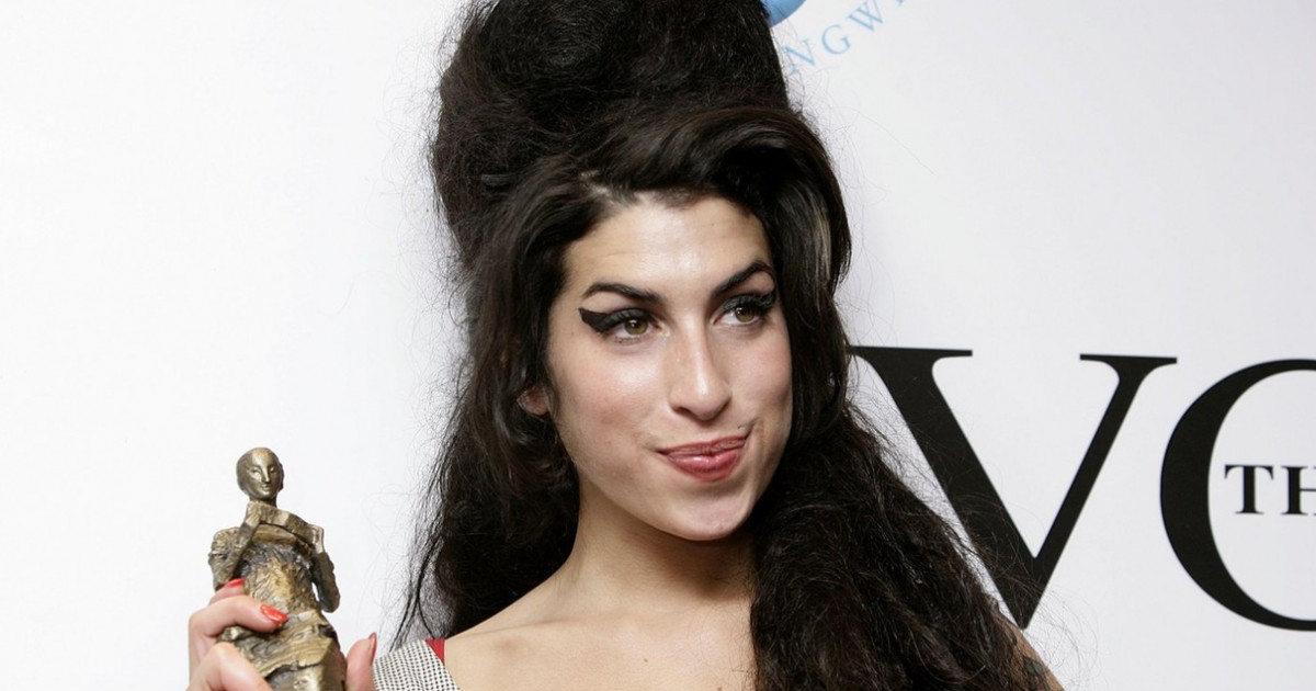 VIDEO. Lucruri care au aparținut cântăreței Amy Winehouse, scoase de familie la licitație