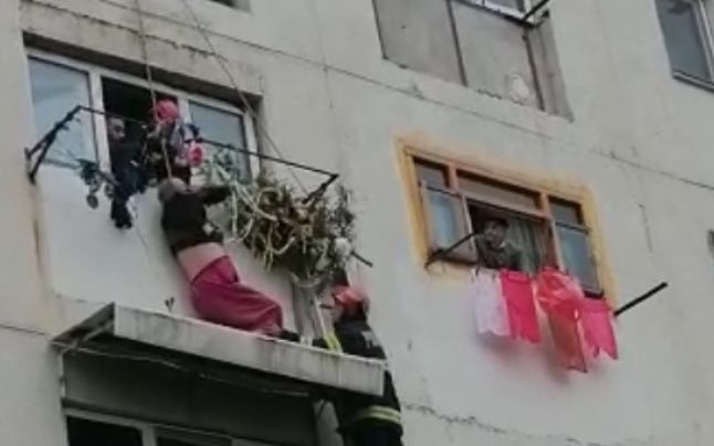 Bărbat agățat de copertina unui apartament, după ce a căzut de la etajul patru