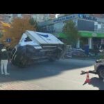 (VIDEO) Dubă cu colete, răsturnată într-o intersecţie din Craiova