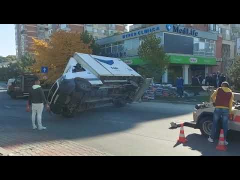 (VIDEO) Dubă cu colete, răsturnată într-o intersecţie din Craiova