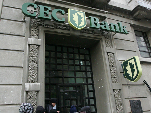 CEC Bank lansează un credit ipotecar cu dobândă fixă în primii 5 ani, de 4,5% pentru clienţii care îşi încasează veniturile prin bancă; din al şaselea an, dobânda este IRCC+ 2,5% pe an
