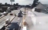 Momentul în care un camion rămas fără frâne spulberă toate mașinile din fața lui, pe o autostradă din Mexic