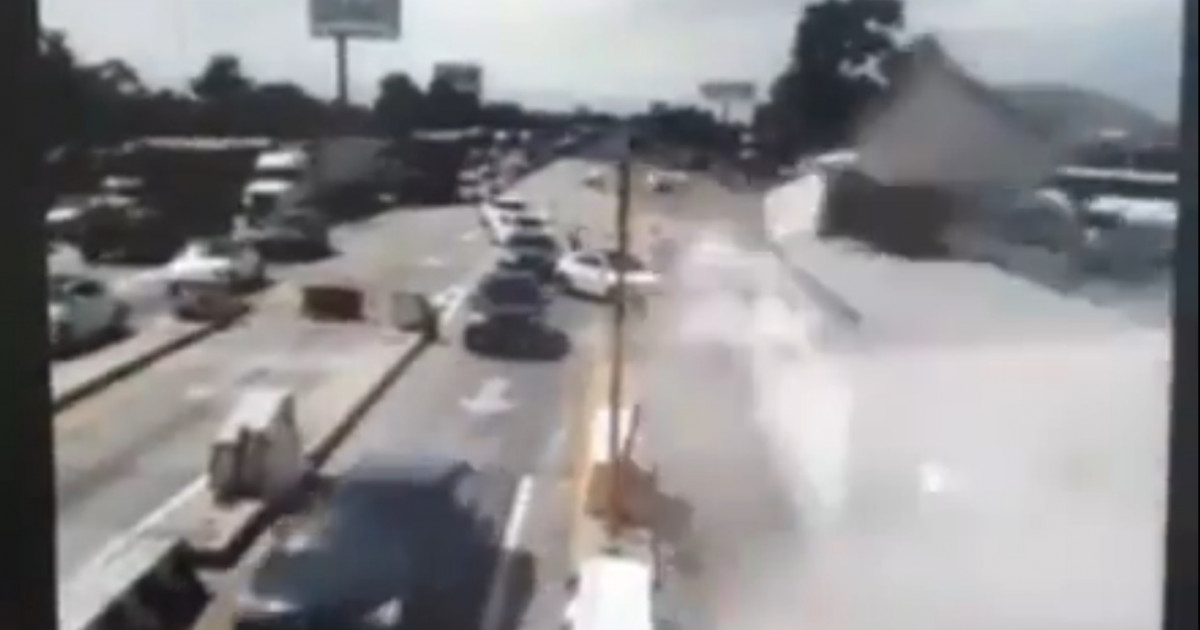 Momentul în care un camion rămas fără frâne spulberă toate mașinile din fața lui, pe o autostradă din Mexic
