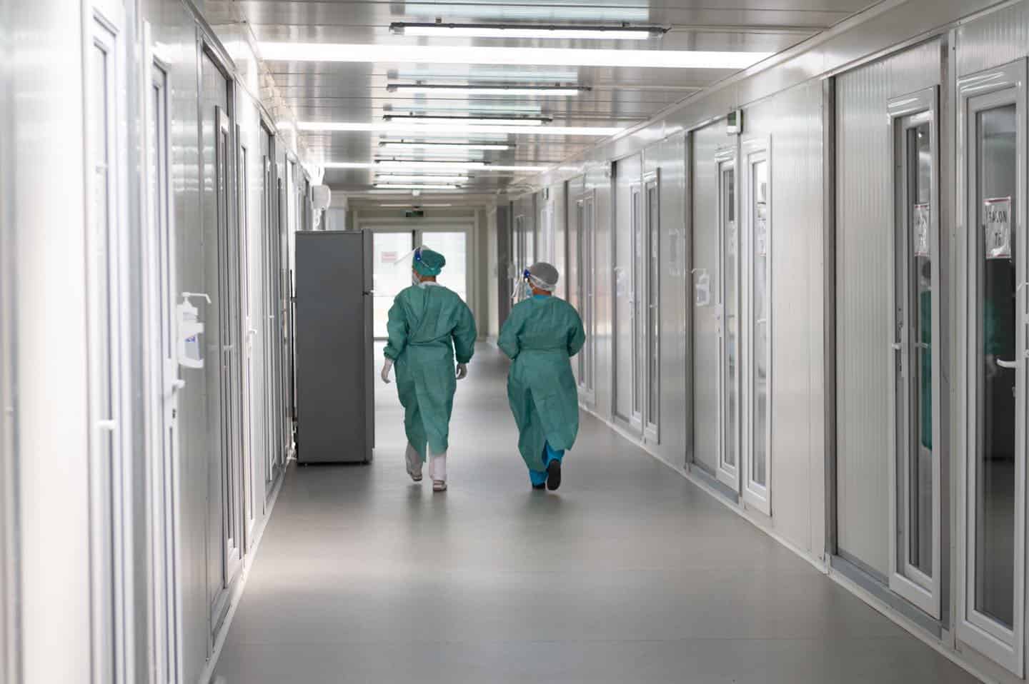 În spitalele din România, numărul pacienților infectați cu COVID a început să scadă