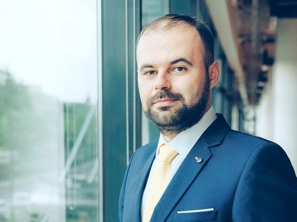 Cristian Popa, BNR: Prin faptul că nu s-a respectat calendarul de majorare a contribuţiei la Pilonul II, fiecare român are o pierdere de 21,9% din valoarea acumulată în contul de pensie privată la vârsta pensionării. Eu cred că este enorm