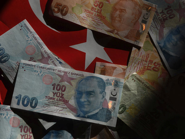 Lira turcească se prăbuşeşte, iar Turcia s-ar putea îndrepta către cel mai negru scenariu: creştere redusă şi inflaţie foarte ridicată