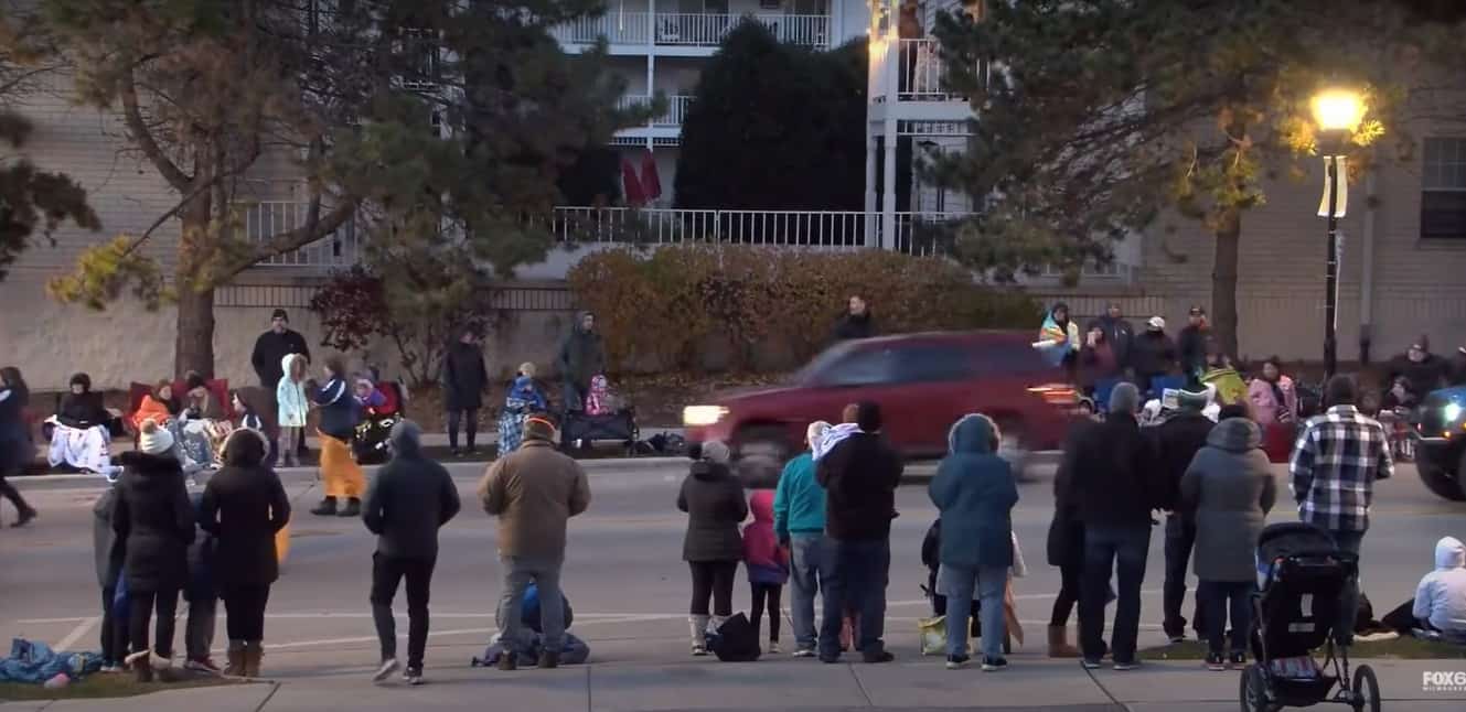 Un autovehicul de tip SUV a lovit intenţionat mulţimea adunată pentru o paradă de Crăciun în oraşul american Waukesha, statul Wisconsin