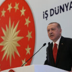 Turcia se află pe marginea prăpastiei. Lira riscă să se deprecieze și mai mult