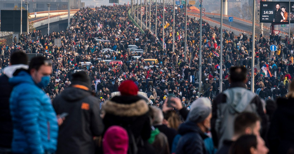 VIDEO. Mii de protestatari au blocat şosele, autostrăzi şi bulevarde din Serbia. Imagini filmate cu drona