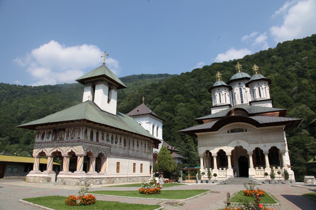 Gorj: Pelerin decedat în fața Mănăstirii Lainici – GAZETA de SUD