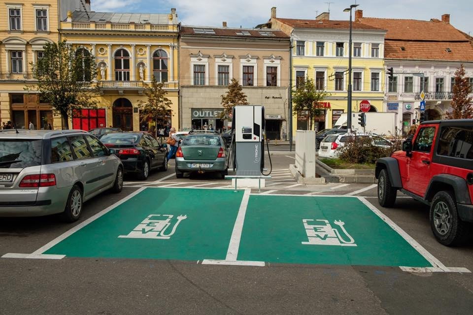 Instituțiile publice și primăriile primesc 500 de milioane de lei să facă staţii de reîncărcare pentru mașinile electrice