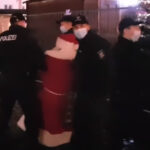 VIDEO. „Moș Crăciun”, reținut de polițiști pentru că nu purta mască