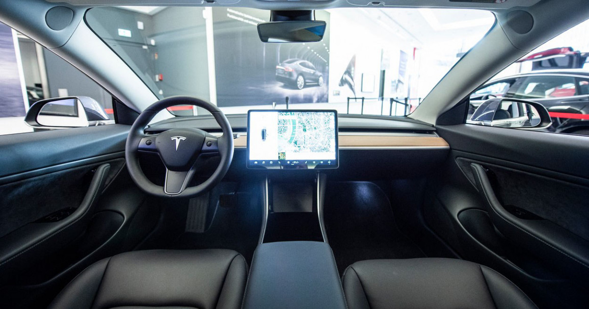 O americancă a născut pe scaunul din față al unei mașini Tesla aflată pe funcția autopilot