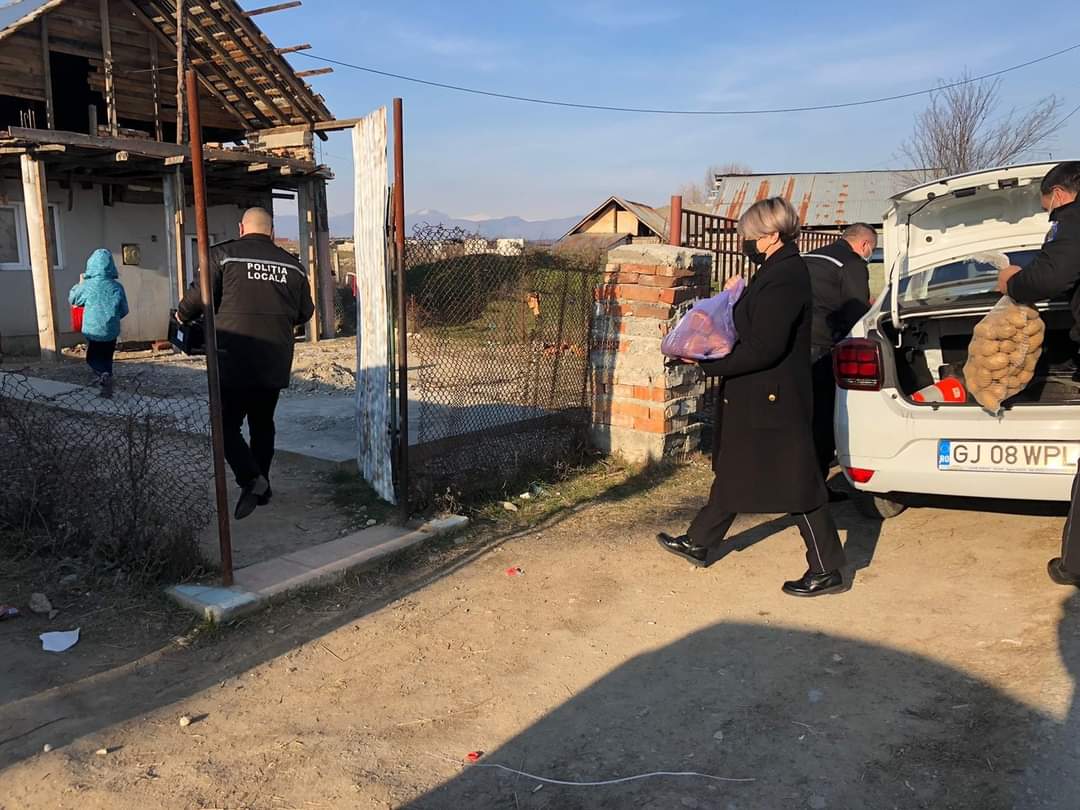 Poliția Locală Târgu Jiu a împărțit daruri unor familii nevoiașe