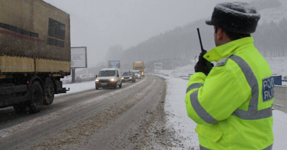 Circulație în condiții de iarnă pe mai multe șosele din țară. Recomandări pentru șoferii care merg în zonele montane