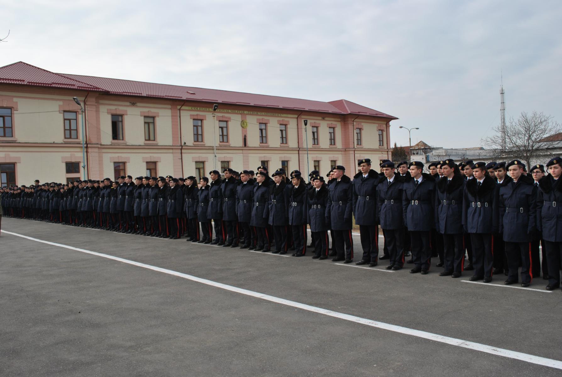 Elevii de clasa a VIII-a se pot înscrie pentru admiterea în colegiile militare