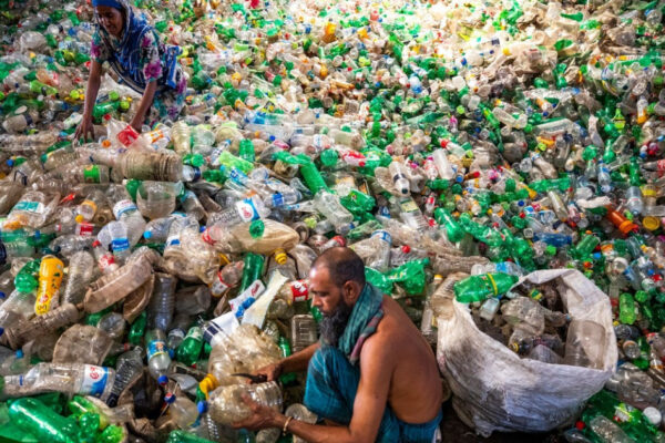 Marile branduri din industria bunurilor de consum propun un pact global pentru reducerea producţiei de plastic