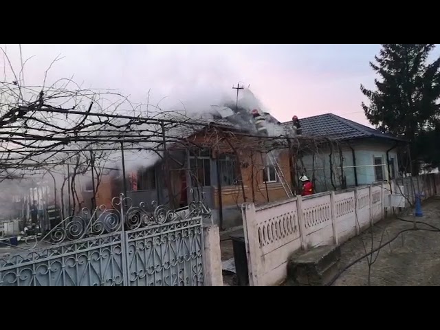 (VIDEO) Dolj: Două victime ale unui incendiu, salvate de pompieri