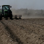 Comisia Europeană a aprobat decontarea a 427 de milioane de euro pentru fermierii români