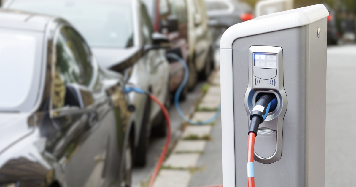 Românii au cumpărat pentru prima dată mai multe mașini noi electrice și hibride decât diesel