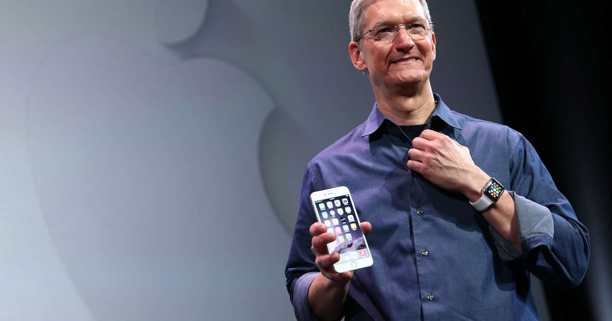 Șeful Apple este criticat pentru pachetul financiar de 99 de milioane de dolari încasat în 2021