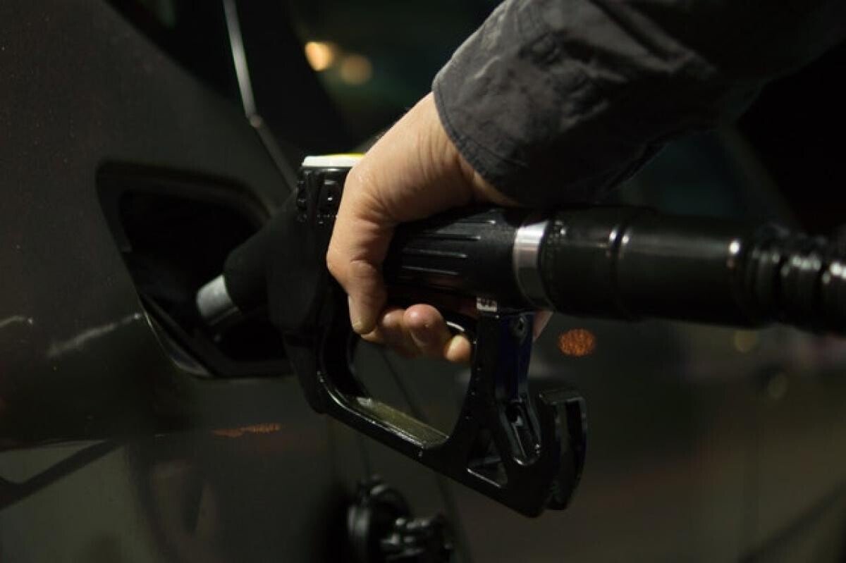 PSD vrea scăderea accizei la carburanți la jumătate. Ar însemna cel puțin minus 1 leu/litru la pompă