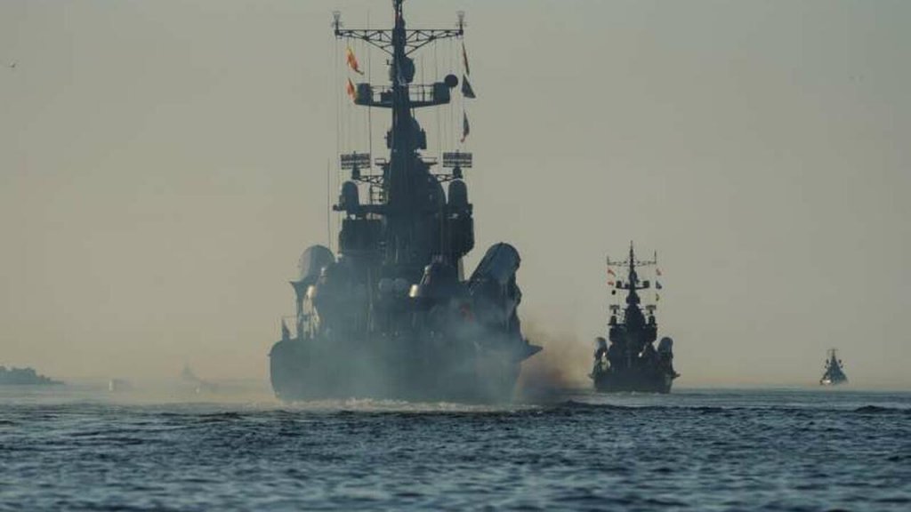 Navă militară rusă în Marea Neagră, la limita de nord a Zonei Economice Exclusive a României. Deviază sau oprește nave comerciale