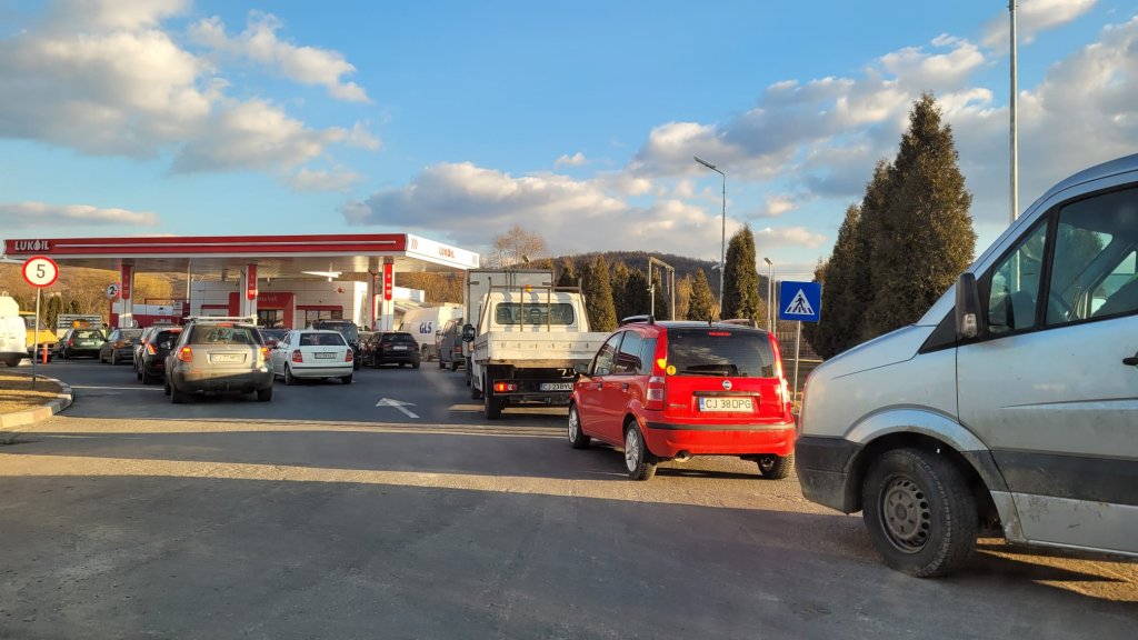 Benzinăriile din Cluj, luate cu asalt de șoferi. Cozi de zeci de mașini la pompe
