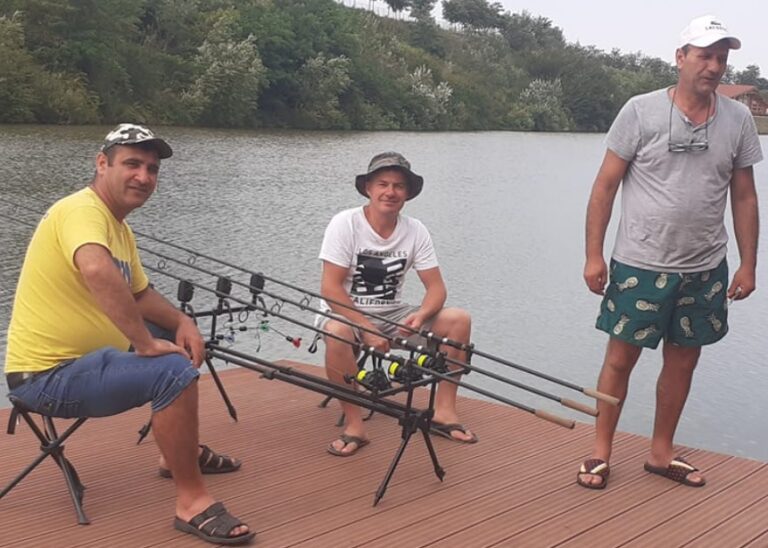 Sursa Foto: Facebook / Gabi Slămnoiu, Ginel Spânu și Ionel Oancea, la o partidă de pescuit
